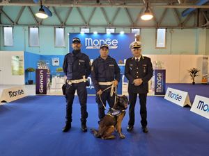 Elliot il poliziotto locale a 4 zampe per la lotta agli stupefacenti alla Esposizione Canina in Fiera