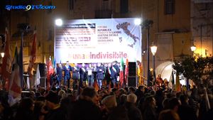 Autonomia differenziata, Emiliano alla manifestazione in piazza Castello a Bari