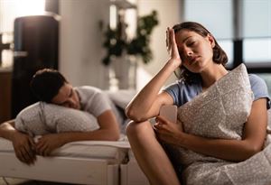 Elisa Caponetti: Dormire sempre insieme nello stesso letto ogni notte è la rovina del rapporto?