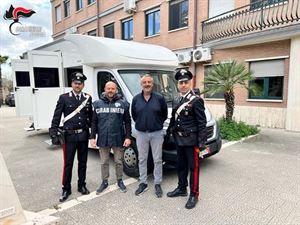 I Carabinieri restituiscono al propritario il camper - laboratorio mobile per campagna prevenzione cardiologica