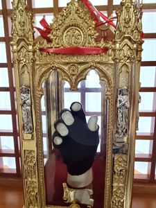 Il guanto di Padre Pio dalle suore e sarà esposto nel Santuario del Santo a San Giovanni Rotondo